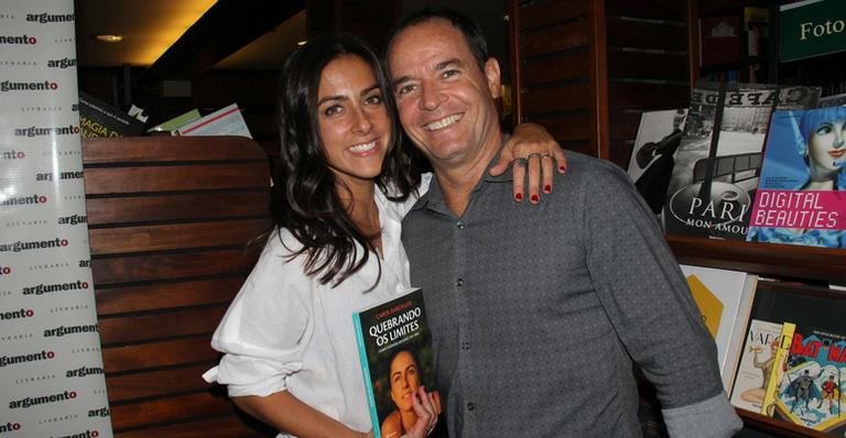 Carol Barcellos recebe amigos em lançamento de seu livro - Rogério Fidalgo / AgNews