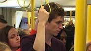 Eddie Redmayne no metrô em Londres - Instagram/Reprodução