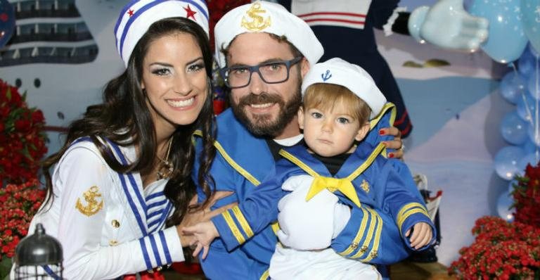 Hudson com a esposa, Thayra, e o filho, Davi - Thiago Duran/AgNews