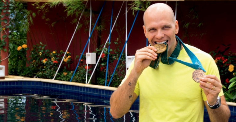 Fernando Scherer brinca de comer seus dois bronzes olímpicos - FABRIZIA GRANATIERI