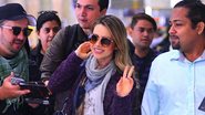 Sandy é rodeada por fãs em aeroporto - William Oda/Agnews