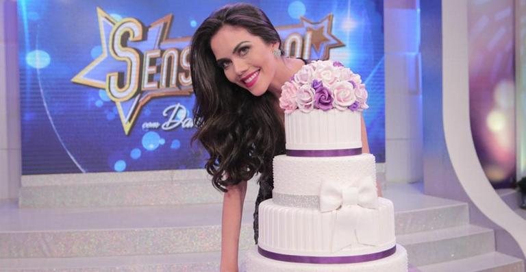 Dani Albuquerque ganha festa surpresa de aniversário em seu programa - Artur Igrecias/Divulgação RedeTV!