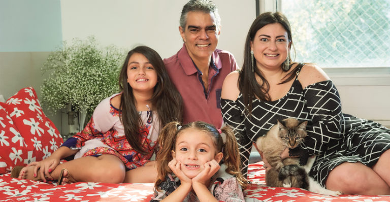 Em casa, com Isabela, Sofia e a gata da família, ator de Zorra e filho de Chico Anysio fala da cumplicidade que mantém com a psicóloga - CADU PILOTTO