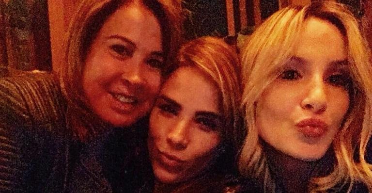 Zilu faz selfie com a filha, Wanessa Camargo, e Claudia Leitte - Reprodução/ Instagram