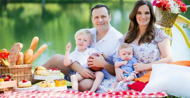 Em piquenique com o marido, Pedro Pacheco, e os filhos, Vicente e Daniel, que herdaram seus olhos, Bruna revela a rotina em Orlando - LÉO MAYRINCK