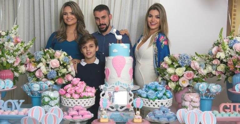 Com os filhos, Suzanna e Vitor, e o marido, Mico, Kelly curte décor azul e rosa - FABRIZIA GRANATIERI