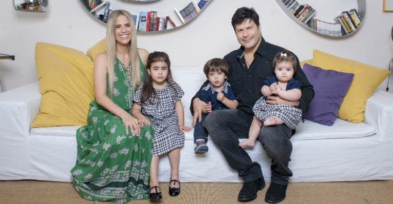 Paulo Ricardo e a mulher, Gabriela, em casa, em São Paulo, com os três filhos, Isabela, Luís Eduardo e Diana - ROGÉRIO PALLATTA