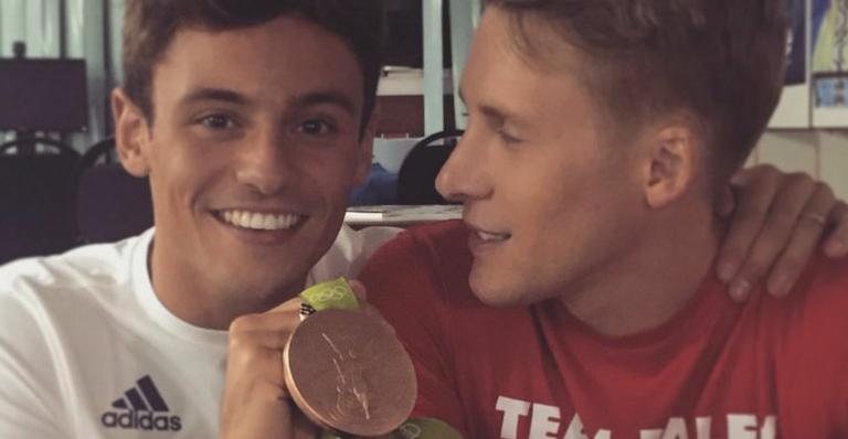 Após conquistar medalha, Tom Daley comemora ao lado do noivo - Reprodução