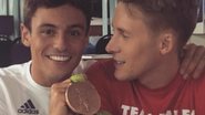 Após conquistar medalha, Tom Daley comemora ao lado do noivo - Reprodução