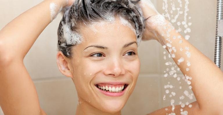 "No-poo": veja a técnica de lavagem que evita shampoo - Shutterstock