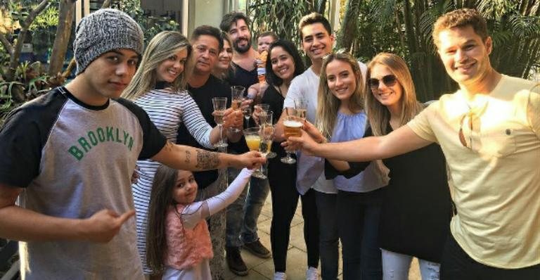 Leonardo comemora Dia dos Pais com família reunida - Instagram/Reprodução