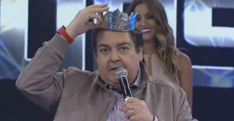 Faustão se irrita com coroa de papel dada a vencedor do quadro Iluminados - TV Globo/Reprodução