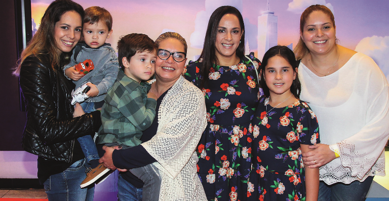 Vivian, o filho, Matheus, Miguel com a vovó Cintia Abravanel, Silvia Abravanel e a filha Amanda e Ligia, mãe de Miguel - MANUELA SCARPA/BRAZIL NEWS