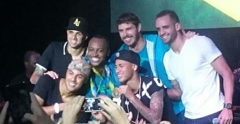 Medalhistas festejam em show de Thiaguinho - Instagram/Reprodução