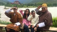 A família próxima à fortaleza Punakha Dzong, no Butão - Divulgação