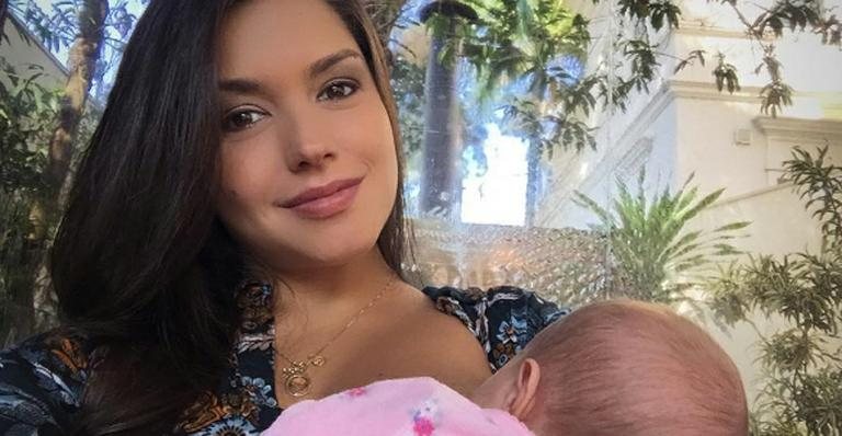 Thais Fersoza posa alimentando a filha, Melinda - Reprodução/ Instagram