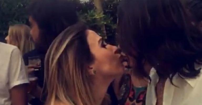 Tatá Werneck dá selinho em Bruna Marquezine durante festa no Rio - Snapchat/Reprodução