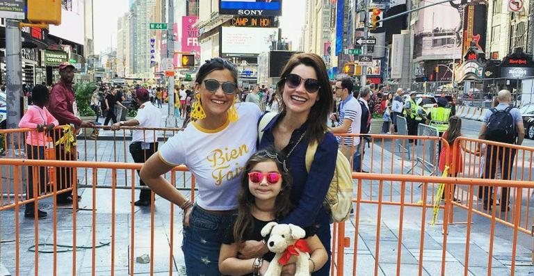 Flávia Alessandra posa com as herdeiras em Nova York - Reprodução Instagram