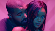 Drake exibe tatuagem igual à de Rihanna - Reprodução Youtube