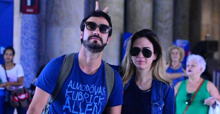 Tatá Werneck se diverte com Gabriel Godoy no saguão de aeroporto - AgNews