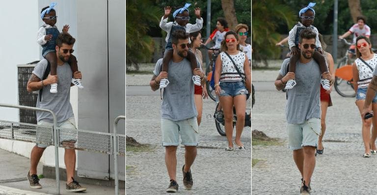 Bruno Gagliasso curte passeio com a filha, Titi, no Rio de Janeiro - AgNews