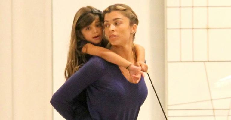 Grazi Massafera se diverte em shopping com a filha - Agnews