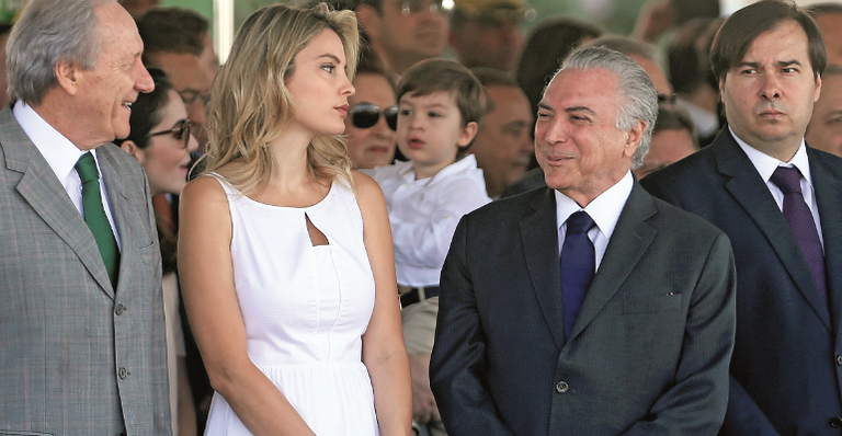 Elegância de Marcela no desfile da Independência, em Brasília - ADRIANO MACHADO/REUTERS, BETO BARATA/PR E FABIO RODRIGUEZ POZZEBOM/AGÊNCIA BRASIL