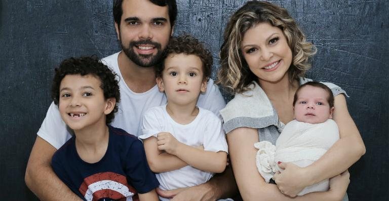 Com o bebê, que chegou a ficar na UTI após o parto, ela mostra alegria com o marido, Pedro, o primogênito, Martin, e o enteado, João Pedro - NATÁLIA LEDINE FOTOGRAFIA; ASSISTENTE DE FOTOGRAFIA: ROBERTA AMORIM