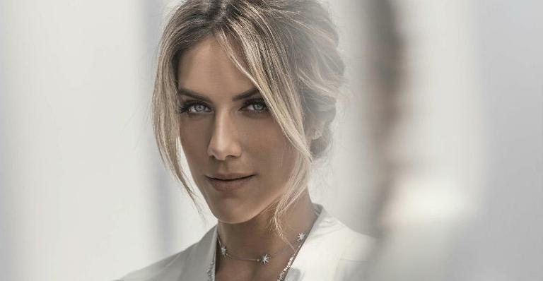 Giovanna Ewbank posa para grife de joias em Nova York - Margaret Zhang