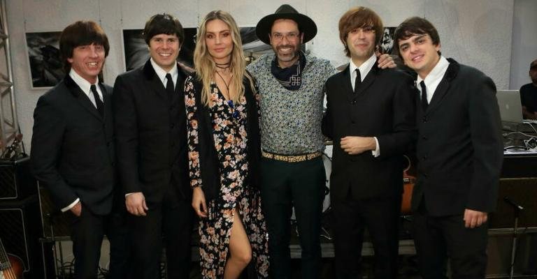 Patrícia Beck e o amado, Gustavo Zylbersztajn rodeados pela banda cover dos Beatles - Paula Pirozzi