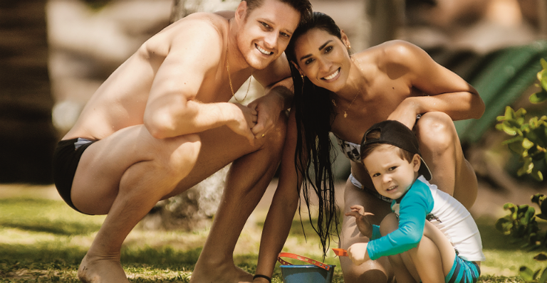 Na Bahia, o casal se diverte com o fofo Arthur e celebra conquistas - Divulgação