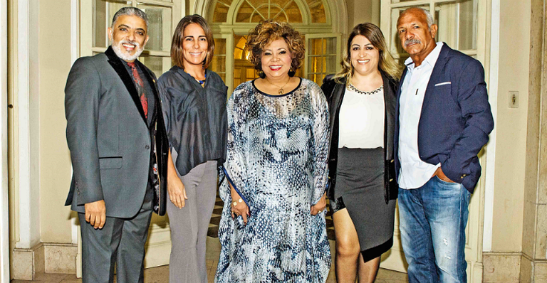 O casal Regino e Rita Barros, de blusa branca, recebe Gloria Pires, Alcione e Júnior - Fabrizia Granatieri