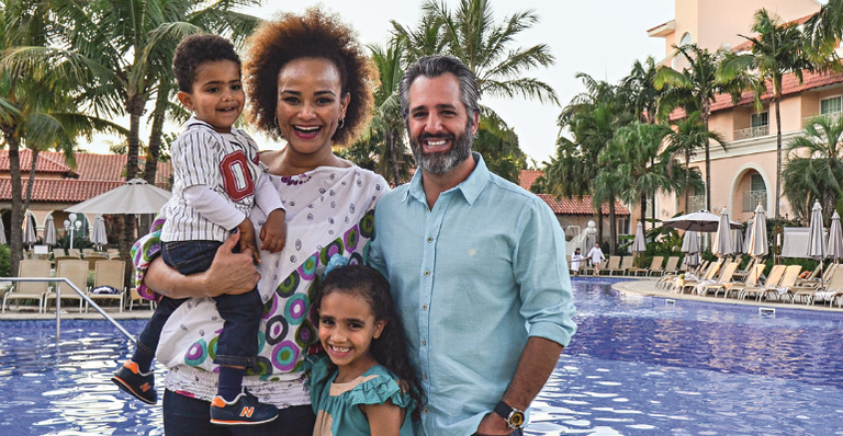 Luciana Mello ao lado do eleito, Ike Levy e dos filhos, Nina e Tony - Divulgação