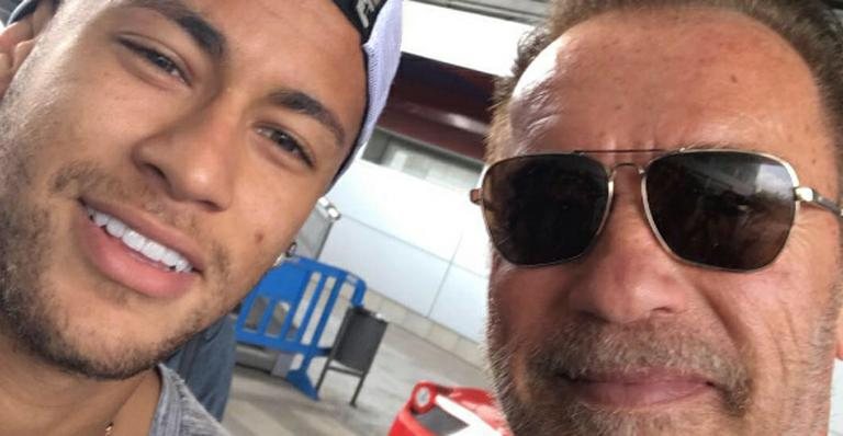 Arnold Schwarzenegger posa com Neymar - Reprodução / Instagram