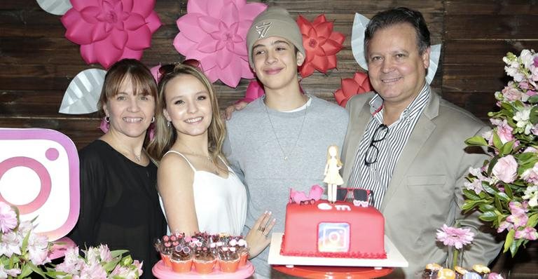 Larissa Manoela com os pais e João Guilherme Ávila - Rafael Cusato/Brazil News