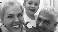 Ana Hickmann posa sorridente com o filho e o marido - Instagram/Reprodução