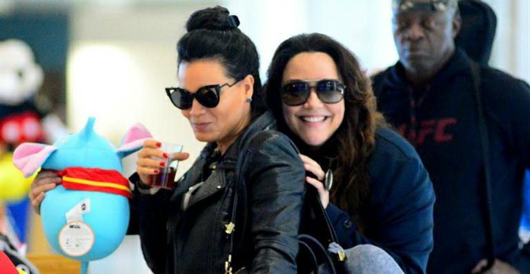 Letícia Lima e Ana Carolina posam juntinhas e fazem graça com paparazzo em aeroporto - William Oda/AgNews