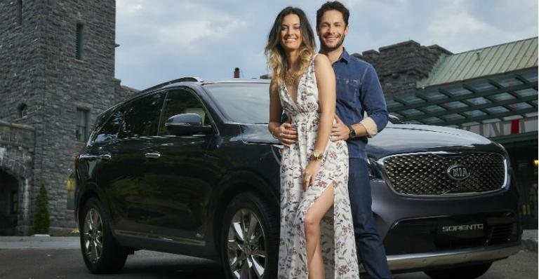 O ator e a eleita chegam a Tarrytown a bordo do KIA Sorento para dias de relax após o êxito dele em Êta Mundo Bom!. - CADU PILOTTO