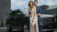 O ator e a eleita chegam a Tarrytown a bordo do KIA Sorento para dias de relax após o êxito dele em Êta Mundo Bom!. - CADU PILOTTO