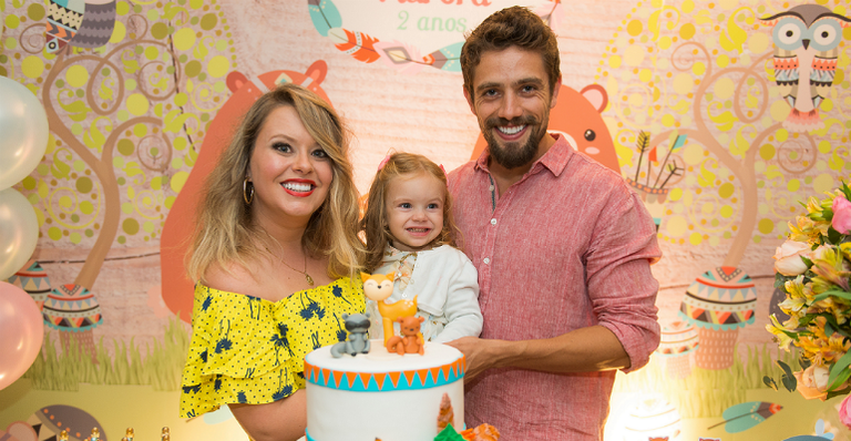 Rafael Cardoso e Mariana Bridi com a herdeira, Aurora - REBECA PENNA FIRME