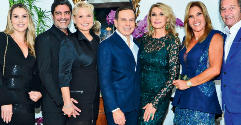 João entre Tatianna, Junno, Xuxa, Bia, Lucilia e Sérgio, em homenagem, em SP - JOÃO PASSOS/BRASIL FOTOPRESS