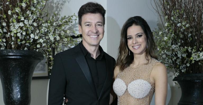 Vera Viel, mulher de Rodrigo Faro, rouba a cena com vestido transparente em jantar beneficente - Rafael Cusato/Brazil News