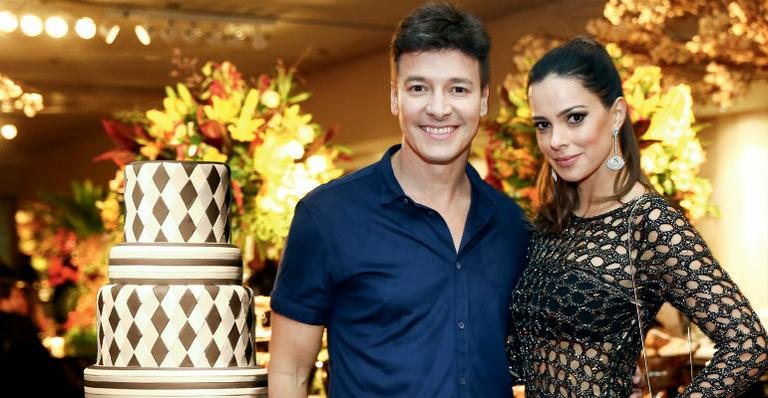 Com bolo de três andares, ele recebe o carinho da bela eleita - Manuela Scarpa e Rafael Cusato/Brazil News