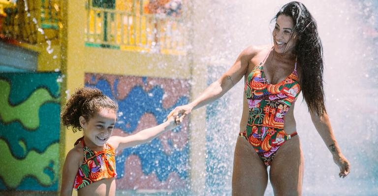 Scheila Carvalho e a filha curtem dia de descanso em parque aquático no Ceará - Tee Way Photo