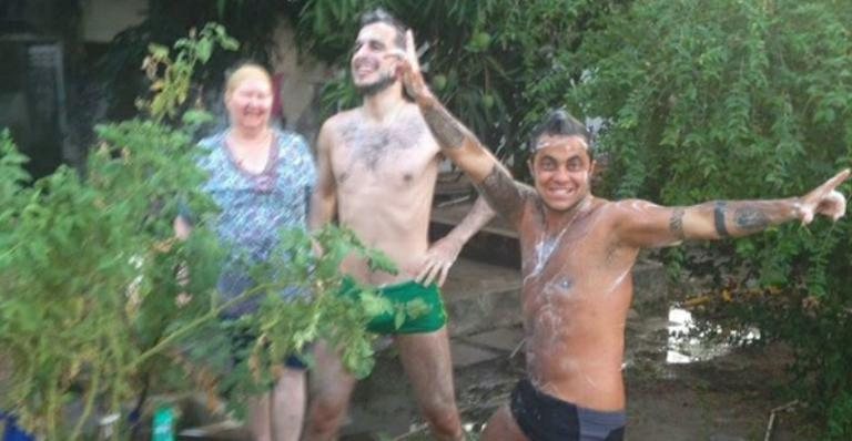 De sunguinha, Thammy Miranda toma banho de balde com amigo - Instagram/Reprodução