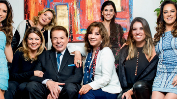 O clã reunido: Patricia, Cintia, Daniela, Iris, Renata, Rebeca e Silvia ladeiam o apresentador no camarim do SBT - ROGÉRIO PALLATTA