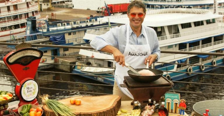 Com a bela vista do Porto de Manaus, Olivier prepara prato a base de pirarucu, peixe típico da região - JOSÉ RIBAMAR MENDES