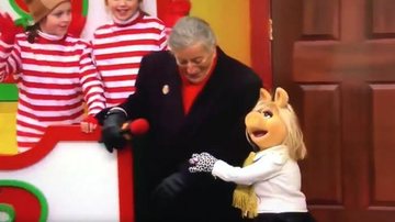 Tony Bennett quase cai e é 'salvo' por Miss Piggy - Reprodução