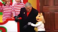 Tony Bennett quase cai e é 'salvo' por Miss Piggy - Reprodução