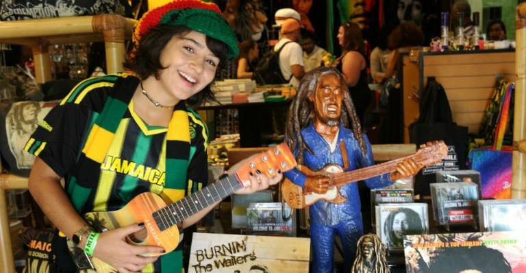 Em Nine Mile, onde viveu o ídolo do reggae, Giullia visita loja de souvenirs - MARCOS SALLES